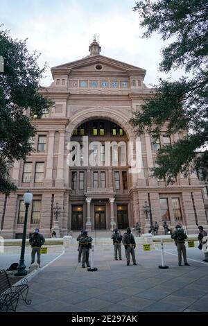 Austin, TX, USA 12. Januar 2021: Mitglieder der Polizei des texanischen Außenministeriums für öffentliche Sicherheit stehen Wache vor dem Texas Capitol, als die 87. Texanische Gesetzgebung ihre viermonatige Sitzung startet. Die starke Polizeipräsenz wurde durch Gerüchte über Pläne bewaffneter Texaner angeregt, das State Capitol nach dem Versuch der vergangenen Woche in Washington zu übernehmen. Kredit: Bob Daemmrich/Alamy Live Nachrichten Stockfoto