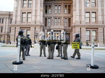 Austin, TX, USA 12. Januar 2021: Mitglieder der Polizei des texanischen Außenministeriums für öffentliche Sicherheit stehen Wache vor dem Texas Capitol, als die 87. Texanische Gesetzgebung ihre viermonatige Sitzung startet. Die starke Polizeipräsenz wurde durch Gerüchte über Pläne bewaffneter Texaner angeregt, das State Capitol nach dem Versuch der vergangenen Woche in Washington zu übernehmen. Kredit: Bob Daemmrich/Alamy Live Nachrichten Stockfoto