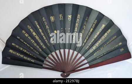 Traditioneller Fächer mit Zeichnungen chinesischer Opernmasken Stockfoto