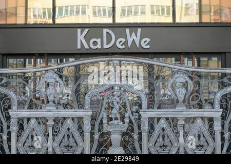 Berlin in Zeiten der Corona-Rise, 25.03.2020. Hier: Kaufhaus KaDeWe hat geschlossen, Tauentzien, Berlin, Deutschland Stockfoto