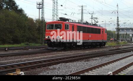 DB-Lokomotive der Baureihe 155 auf dem Eisenbahnbahnhof Köln-Gremberg, Deutschland, Europa. Stockfoto