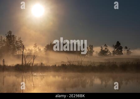 Ein nebliger Morgenaufgang im Norden von Wisconsin. Stockfoto