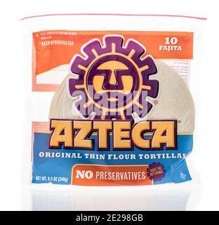 Winneconne, WI -4 Januar 2021: Ein Paket von Azteca Weichmehl Tortillas Schalen auf einem isolierten Hintergrund.