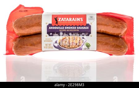 Winneconne, WI -9 Januar 2021: Ein Paket von Zatarains andouille geräucherte Wurst auf einem isolierten Hintergrund. Stockfoto