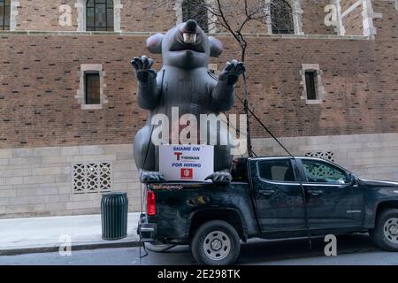 New York, NY - 12. Januar 2021: Mitglieder der Zimmermannsgewerkschaft protestierten gegen die Firma Tishman im Waldorf Astoria Stockfoto