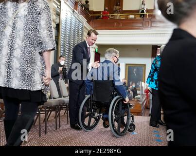 Austin, Texas 12. Januar 2021: House Speaker DADE PHELAN begrüßt Texas Gov. GREG ABBOTT während der Eröffnungszeremonie im Texas House, als die 87. Legislaturperiode zur Arbeit kommt. Die Gesetzgeber stehen aufgrund der Coronavirus-Pandemie mit großen Defiziten bei den Versuchen, den Haushalt auszugleichen. Kredit: Bob Daemmrich/Alamy Live Nachrichten Stockfoto