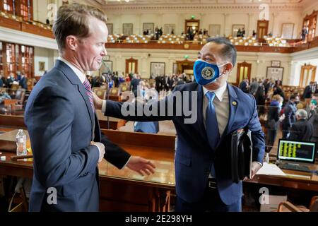 Austin, Texas 12. Januar 2021: Der Staatsvertreter HUBERT VO, D-Houston, begrüßt den neu gewählten Präsidenten DADE PHELAN, links, während der Eröffnungszeremonien im Texas House, als die 87. Legislaturperiode während der Pandemie zur Arbeit kommt. Die Gesetzgeber sehen sich bei den Versuchen, den Haushalt auszugleichen, mit großen Defiziten aufgrund des Coronavirus konfrontiert. Kredit: Bob Daemmrich/Alamy Live Nachrichten Stockfoto