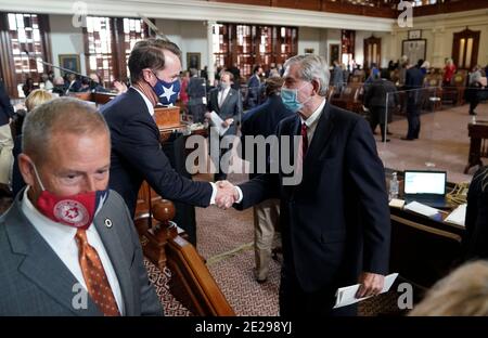 Austin, Texas 12. Januar 2021: Der neu gewählte Sprecher DADE PHELAN, links, begrüßt den Staatsvertreter Ed THOMPSON, R-Pearland, nach der Eröffnung von Zeremonien im Texas House, als die 87. Legislature zur Arbeit kommt. Die Gesetzgeber stehen aufgrund der Coronavirus-Pandemie mit großen Defiziten bei den Versuchen, den Haushalt auszugleichen. Kredit: Bob Daemmrich/Alamy Live Nachrichten Stockfoto