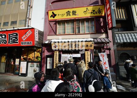 Eine lange Schlange wartet auf den Houryu Ramen Flagship Store in Sapporo, Japan. Stockfoto