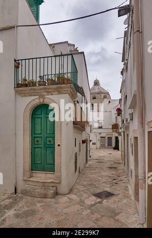 Typische Straßenszene des historischen Zentrums von Martina Franca, EINEM Dorf in Apulien, Apulien, Italien an EINEM bewölkten regnerischen Tag Stockfoto