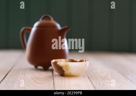 Konzept für gesunde Getränke. Chinesisches Teaware: Tontopf und Onyx Steinbecher auf weißem Holztisch kopieren Raum. Minimalistischer Stil Stillleben mit natürlichen LIGH Stockfoto