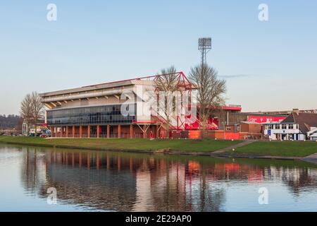 Die berühmte Trent Bridge über den Fluss mit dem Nottingham Forest City Boden im Hintergrund bei West Bridgford in Nottingham, Großbritannien. Stockfoto