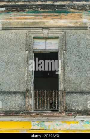 Altes Fenster, Balkon aus einem Gebäude im französischen Stil, Merida, Yucatan, Mexiko Stockfoto