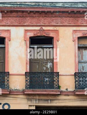 Altes Fenster, Balkon aus einem Gebäude im französischen Stil, Merida, Yucatan, Mexiko Stockfoto