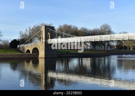 Nottingham, England - 13. Januar 2021: Die gewölbten Fundamente der Wilford Hängebrücke über den Fluss Trent bei West Bridgford in Nottingham, Einheit Stockfoto