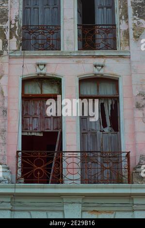 Fenster aus verlassenen kolonialen Gebäude im französischen Stil in der Innenstadt von Merida, Yucatan, Mexiko Stockfoto
