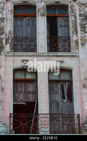 Fenster aus verlassenen kolonialen Gebäude im französischen Stil in der Innenstadt von Merida, Yucatan, Mexiko Stockfoto