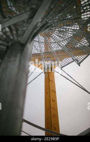 Low-Angle-Aufnahme einer kreisförmigen Stahltreppe mit Netz Eine Holzbaustelle Stockfoto