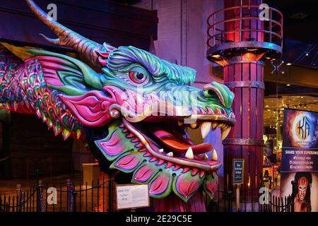 Las Vegas NV, USA 10-01-18 Lucky The Smiling Water Dragon ist riesig und farbenfroh und befindet sich im Eingang des MGM Grand Theaters Stockfoto