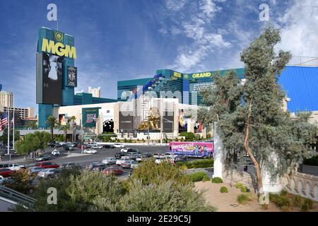 Las Vegas Nevada, USA 01-10-18 Blick auf die geschäftige Kreuzung des Las Vegas Blvd mit der E tropicana Ave, die das berühmte MGM Grand umgibt Stockfoto