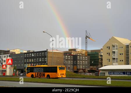 Reykjavik, Island - 20. Juni 2019 - der Blick auf den Verkehr und den Regenbogen in der Stadt nach dem Regen Stockfoto