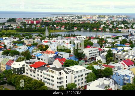 Reykjavik, Island - 20. Juni 2019 - die Luftaufnahme von Gebäuden, Wohngebieten und Straßen in der Stadt Stockfoto