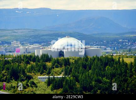 Reykjavik, Island - 20. Juni 2019 - die Luftaufnahme des Perlan Planetariums im Sommer Stockfoto