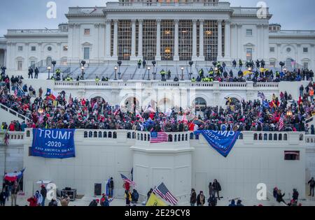 Am 6,2021. Januar strömen nach dem Marsch von Save America große Massen von Präsident Trump-Anhängern auf das US-Kapitolgebäude. Capitol Hill, Washington DC USA Stockfoto