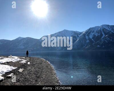 Überspringen von Felsen am Kootenay See Stockfoto