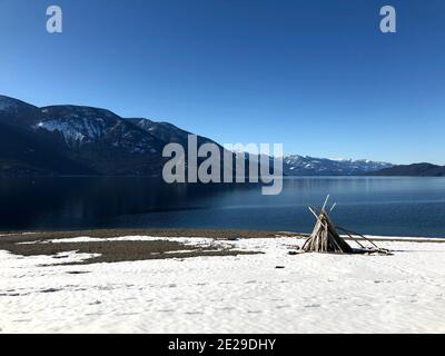 Überspringen von Felsen am Kootenay See Stockfoto