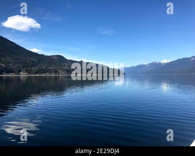 Überspringen von Felsen am Kootenay See Stockfoto