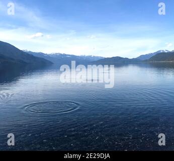 Überspringen von Felsen am Kootenay See Stockfoto