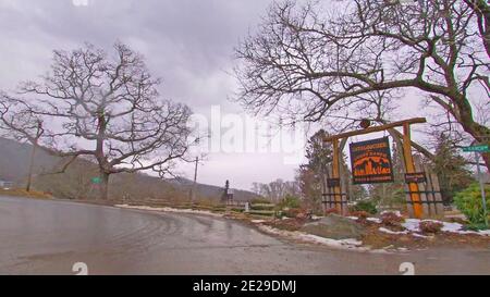 Maggie Valley, NC USA - 03 03 20: Cataloochee Skigebiet in den Great Smoky Mountains von North Carolina Cataloochee Guest Ranch Zeichen Stockfoto