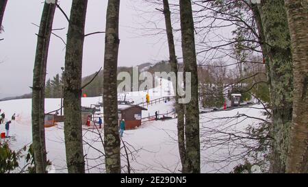 Maggie Valley, NC USA - 03 03 20: Cataloochee Skigebiet in den Great Smoky Mountains von North Carolina Menschen und Kinder Skifahren Stockfoto