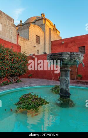 Brunnen im Kloster Santa Catalina bei Sonnenuntergang, Arequipa, Peru. Konzentrieren Sie sich auf Brunnen. Stockfoto