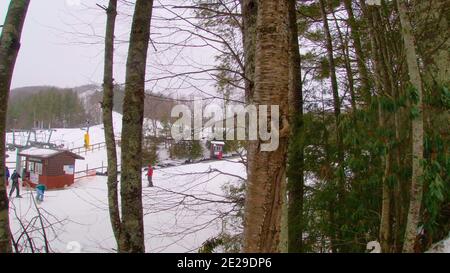 Maggie Valley, NC USA - 03 03 20: Cataloochee Skigebiet in den Great Smoky Mountains von North Carolina Pan der Menschen Skifahren Stockfoto