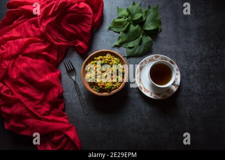 Instant Nudeln und Kaffee Stockfoto