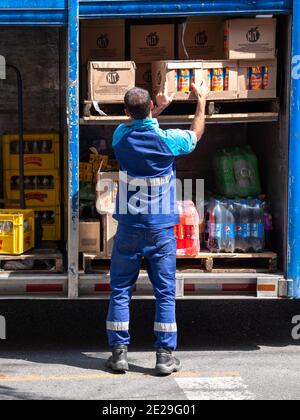 MEDELLIN, KOLUMBIEN - 24. Dezember 2020: Medellin, Antioquia, Kolumbien - 23 2020. Dezember: Der Mann, der Blau trägt, liefert eine große Menge an Plastikbot Stockfoto