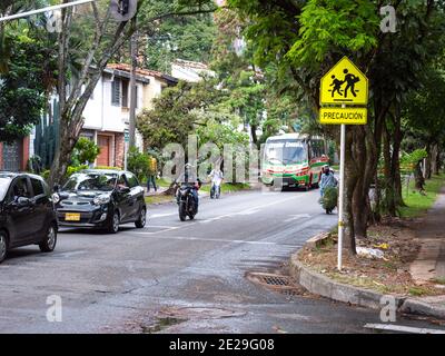 MEDELLIN, KOLUMBIEN - 23. Dezember 2020: Medellin, Antioquia, Kolumbien - 22 2020. Dezember: Mehrere Autos, die an einer Hauptstraße vorbeifahren, warten auf einen nach der Othe Stockfoto