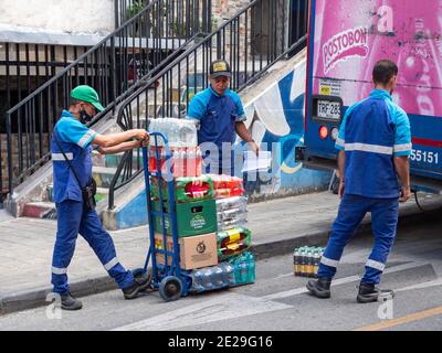 MEDELLIN, KOLUMBIEN - 24. Dezember 2020: Medellin, Antioquia, Kolumbien - 23 2020. Dezember: Männer liefern eine große Menge an Plastikflaschen auf Bestellung Stockfoto