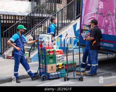 MEDELLIN, KOLUMBIEN - 24. Dezember 2020: Medellin, Antioquia, Kolumbien - 23 2020. Dezember: Männer liefern eine große Menge an Plastikflaschen auf Bestellung Stockfoto