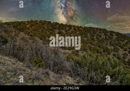 Faszinierende Aussicht auf eine schöne Berglandschaft unter der Milchstraße Weg Stockfoto