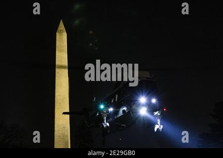 Präsident Donald Trump kehrt am Dienstag, den 12. Januar 2021, im Weißen Haus zu Marine One in Washington, DC, USA, zurück. Der Präsident war heute in Alamo, Texas, wo er die Grenzmauer zwischen den Vereinigten Staaten und Mexiko besuchte. Dies ist der erste Auftritt der Präsidenten nach dem Aufstand im US-Kapitol durch seine Anhänger letzte Woche. Foto von Samuel Corum/Pool/ABACAPRESS.COM Stockfoto