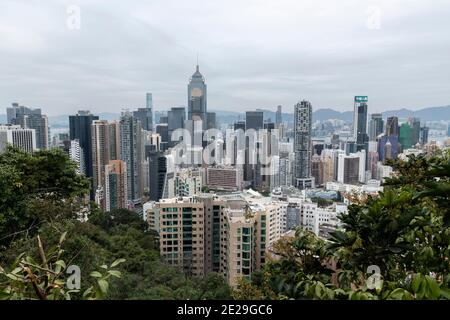 Hongkong, China: 10. Januar 2021. Blick auf Wan Chai vom Lovers Stone.Lovers' Rock, oder Yan Yuen Shek, ist der Ort, an dem alleinstehende Frauen gehen sollen Stockfoto