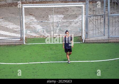 MEDELLIN, KOLUMBIEN - 23. Dezember 2020: Medellin, Antioquia, Kolumbien - 23 2020. Dezember: Eine junge Hispanic Frau in Black Sportswear praktiziert und spielt es Stockfoto