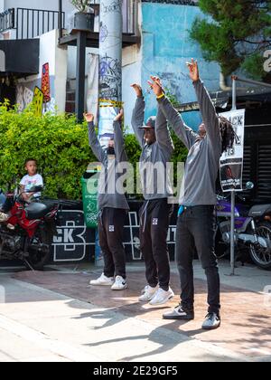 MEDELLIN, KOLUMBIEN - 05. Jan 2021: Medellin, Antioquia, Kolumbien - 23 2020. Dezember: Junge Männer brechen Tanz in schwarzen und grauen Outfits Stockfoto