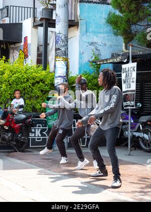 MEDELLIN, KOLUMBIEN - 05. Jan 2021: Medellin, Antioquia, Kolumbien - 23 2020. Dezember: Junge Männer brechen Tanz in schwarzen und grauen Outfits Stockfoto