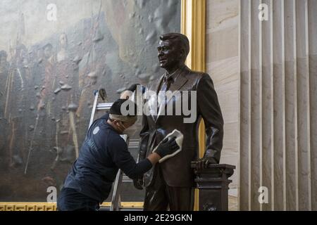 Am Dienstag, den 12. Januar 2021, arbeitet ein Mann daran, eine Statue des ehemaligen Präsidenten Ronald Reagan in der Rotunde des US-Kapitols in Washington, DC, USA zu reinigen. Foto von Rod Lampey/CNP/ABACAPRESS.COM Stockfoto