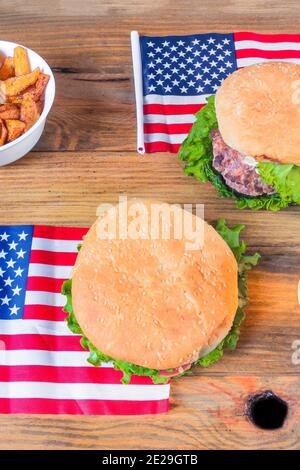 Hamburger mit pommes frites und US-Flagge. Unabhängigkeitstag, 4. Juli Konzept Stockfoto