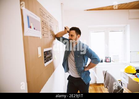 Müde fokussierten Geschäftsmann versuchen, einige Unternehmensprobleme zu lösen. Stockfoto